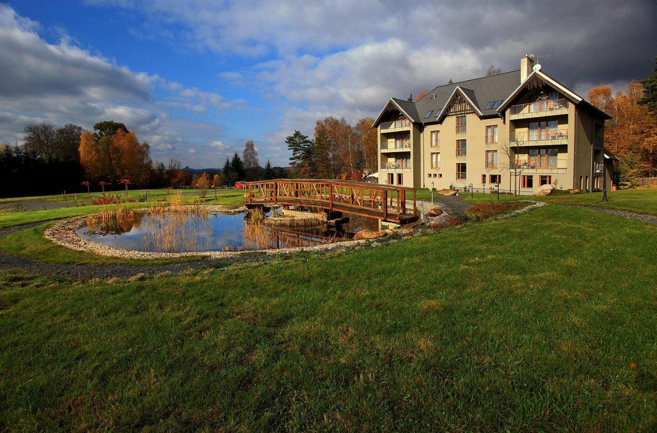 Garden Hotel Mezna Хренско Экстерьер фото