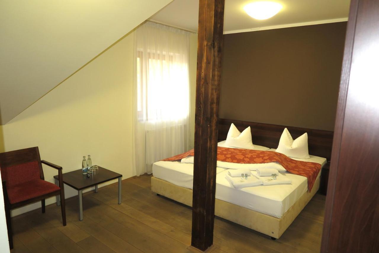 Garden Hotel Mezna Хренско Экстерьер фото