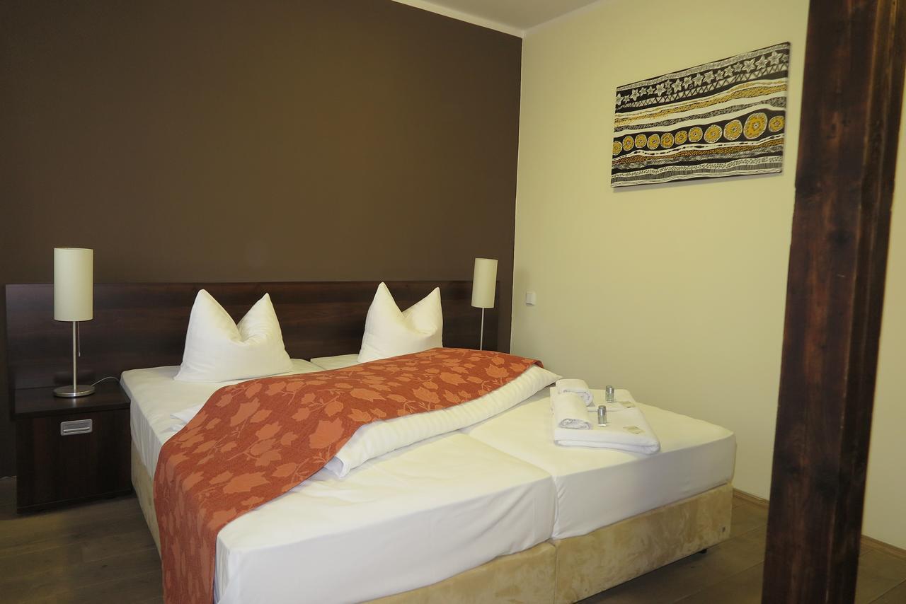 Garden Hotel Mezna Хренско Экстерьер фото