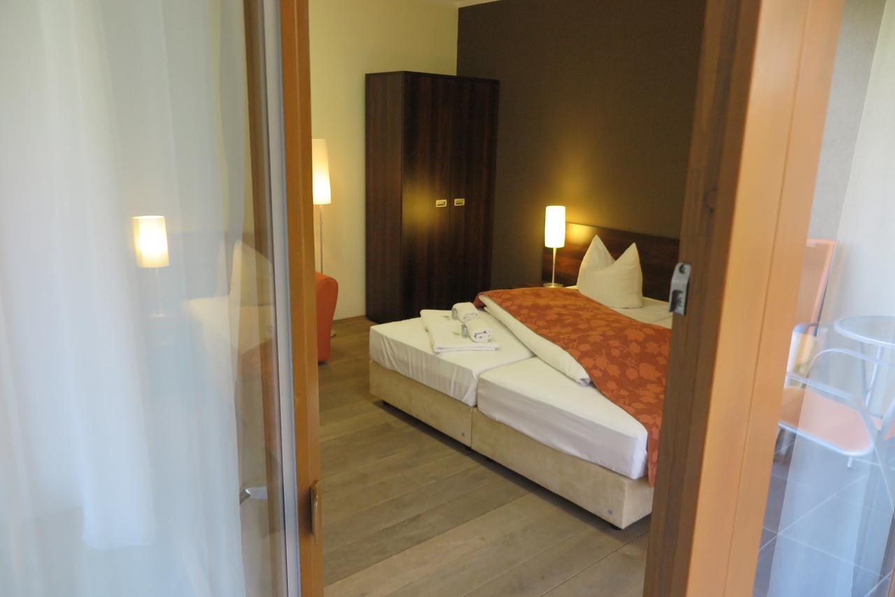 Garden Hotel Mezna Хренско Экстерьер фото