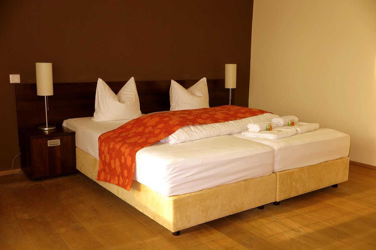 Garden Hotel Mezna Хренско Экстерьер фото