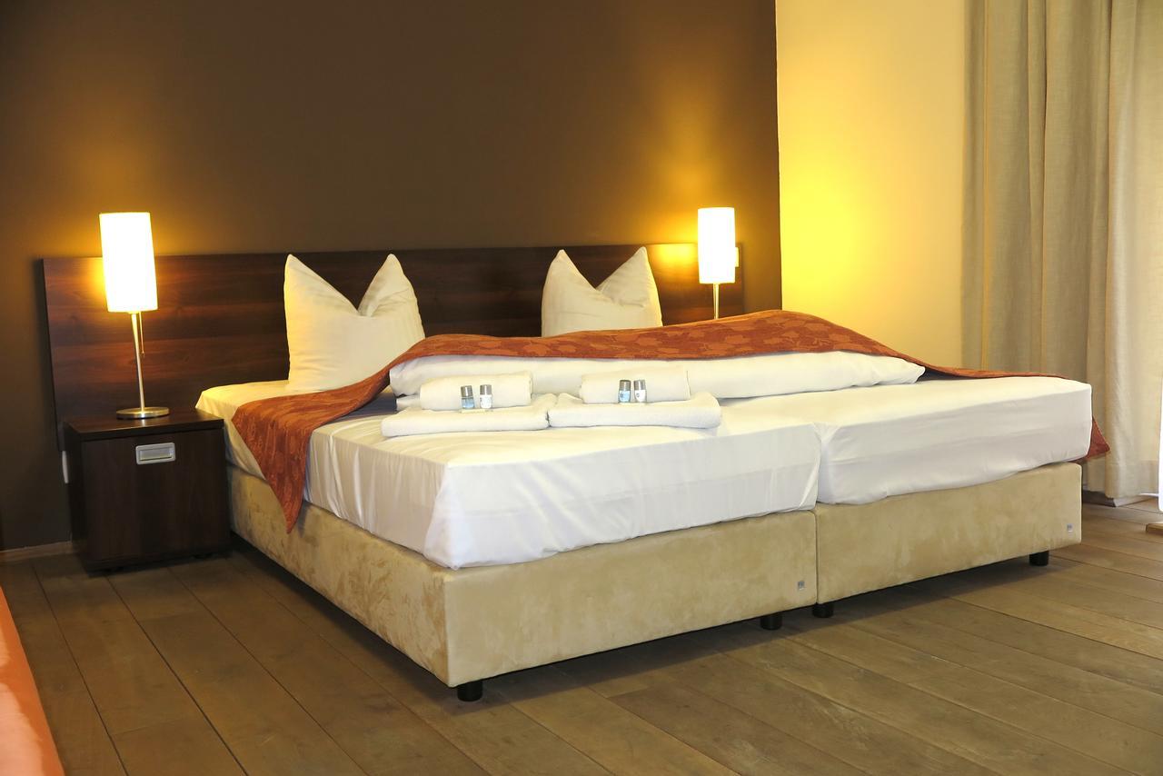 Garden Hotel Mezna Хренско Экстерьер фото