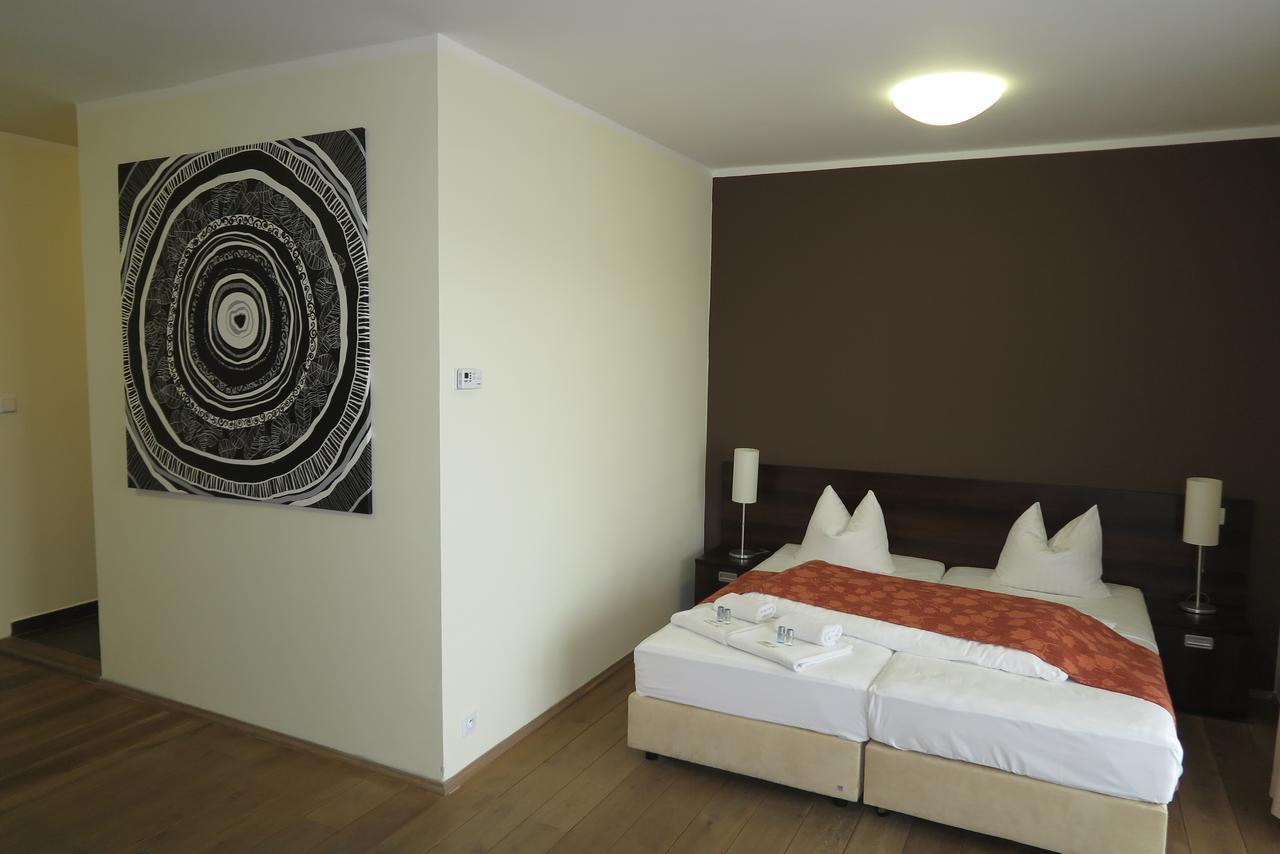 Garden Hotel Mezna Хренско Экстерьер фото