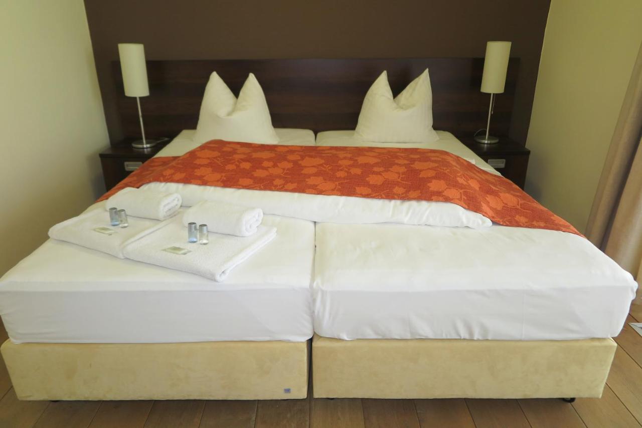 Garden Hotel Mezna Хренско Экстерьер фото