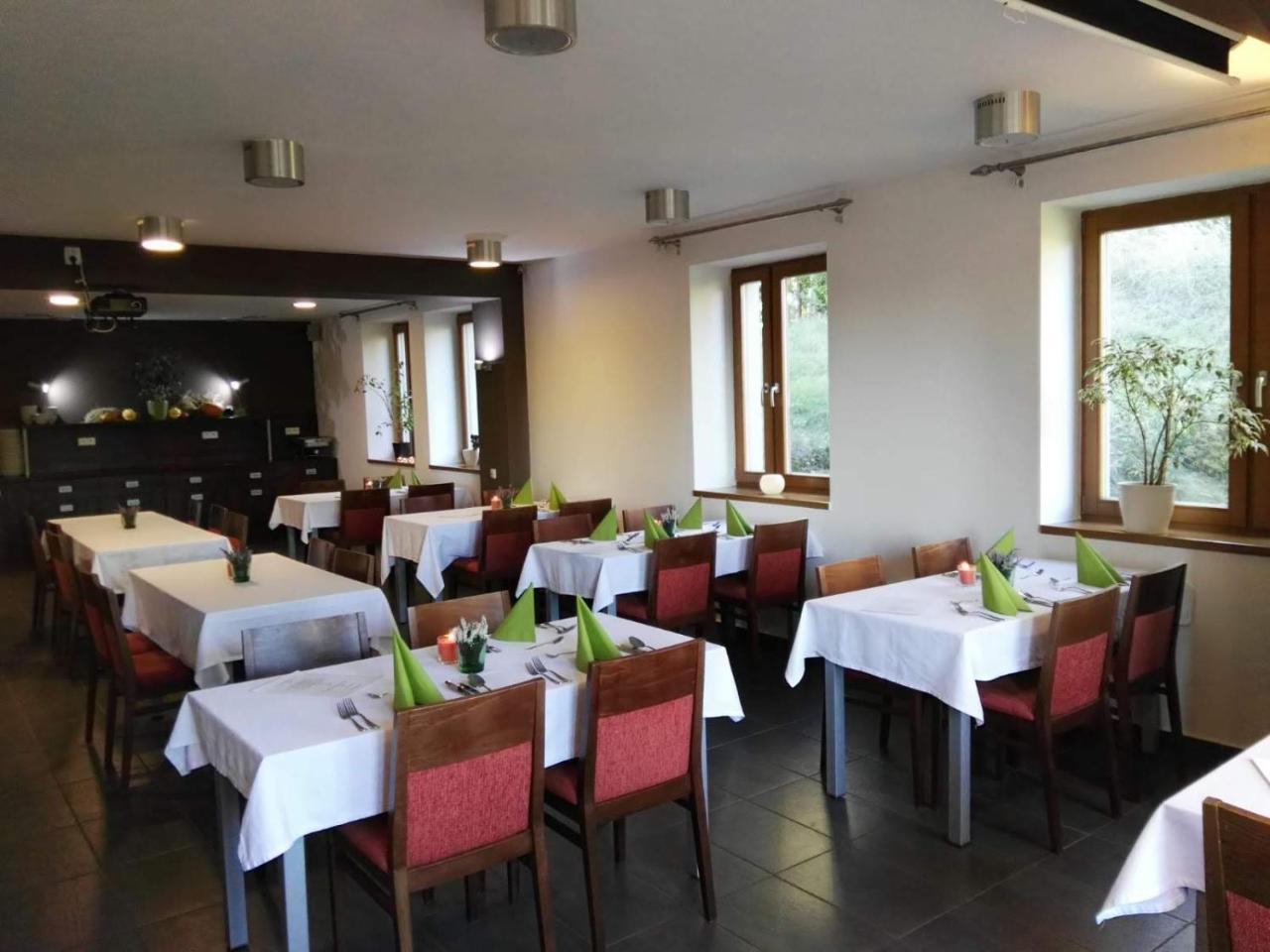 Garden Hotel Mezna Хренско Экстерьер фото