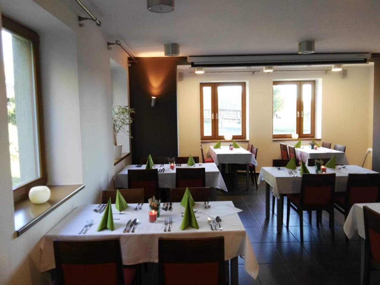 Garden Hotel Mezna Хренско Экстерьер фото